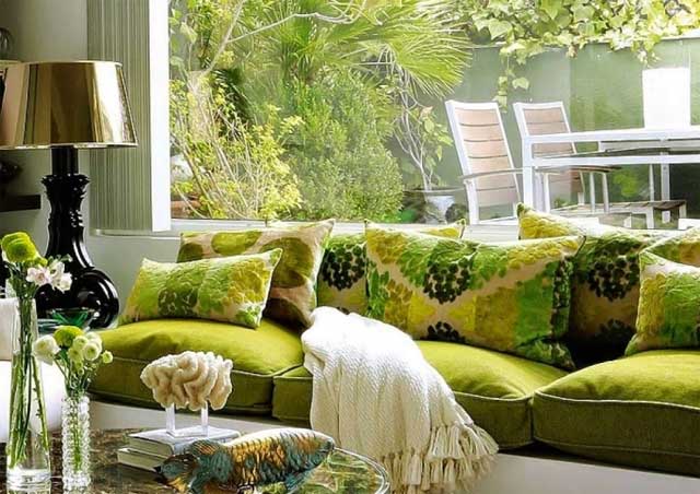 Сочетание зеленой мебели с обоями