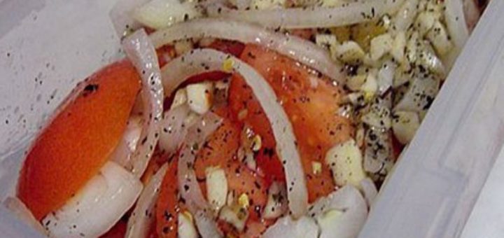 Закуска из помидор и базилика