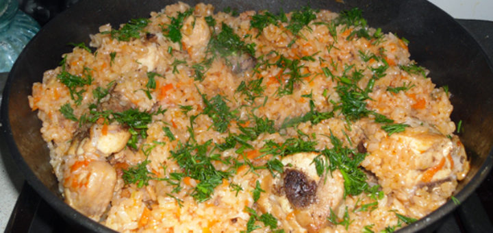 Готовый плов с курицей