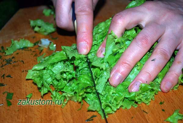 Нарезаем листья салата