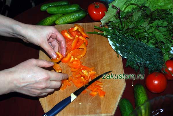 Нарезаем перец для весеннего салата