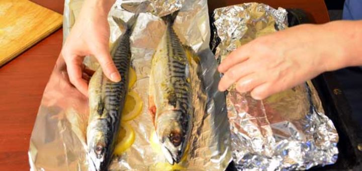 Как запечь скумбрию в фольге с лимоном