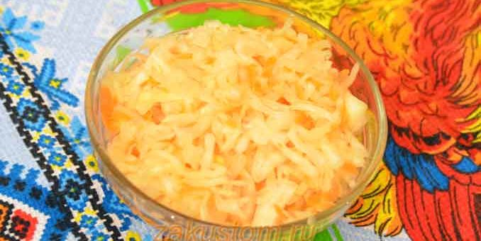 Квашеная капуста на столе в тарелке - вкусная и полезная закуска