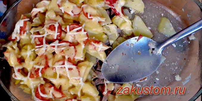 Вкусное мясо с картофелем и помидорами запеченное в духовке
