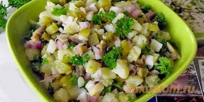 Салат "Деревенский" с грибами, маринованными огурцами и квашеной капустой - рецепт приготовления