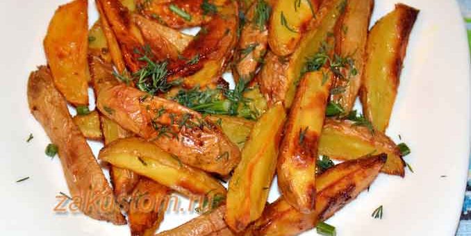 Зпеченный картофель с чесноком и зеленью, приготовленный в духовке