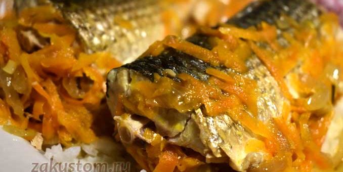Пеленгас приготовленный на сковороде с морковью и луком